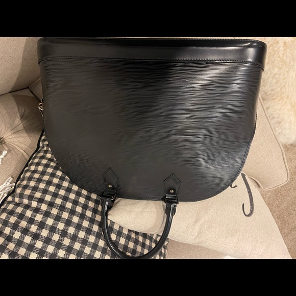 Authentic LV Epi Alma GM with charm - Picture 14 of 14